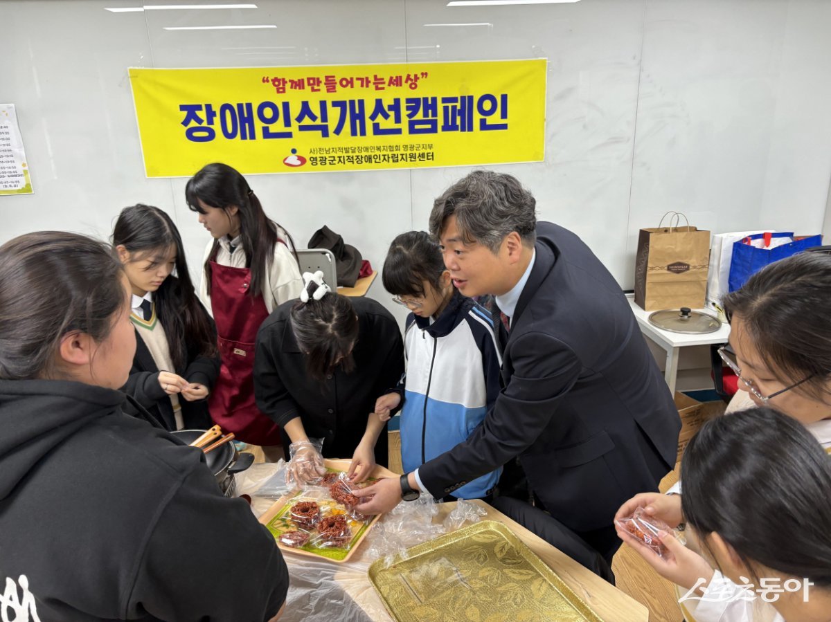 18일 영광중학교에서 열린 장애 인식개선 캠페인에 참석한 박원종 전남도의원. 사진제공=전남도의회