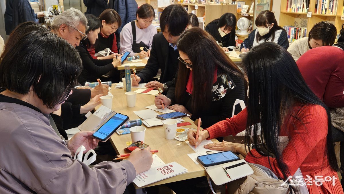 지난 12일 열린 ‘대구문학여행 in 수성’ 행사에서 참가자들이 정호승 시 한글엽서쓰기 체험을 하고 있다./사진=수성구