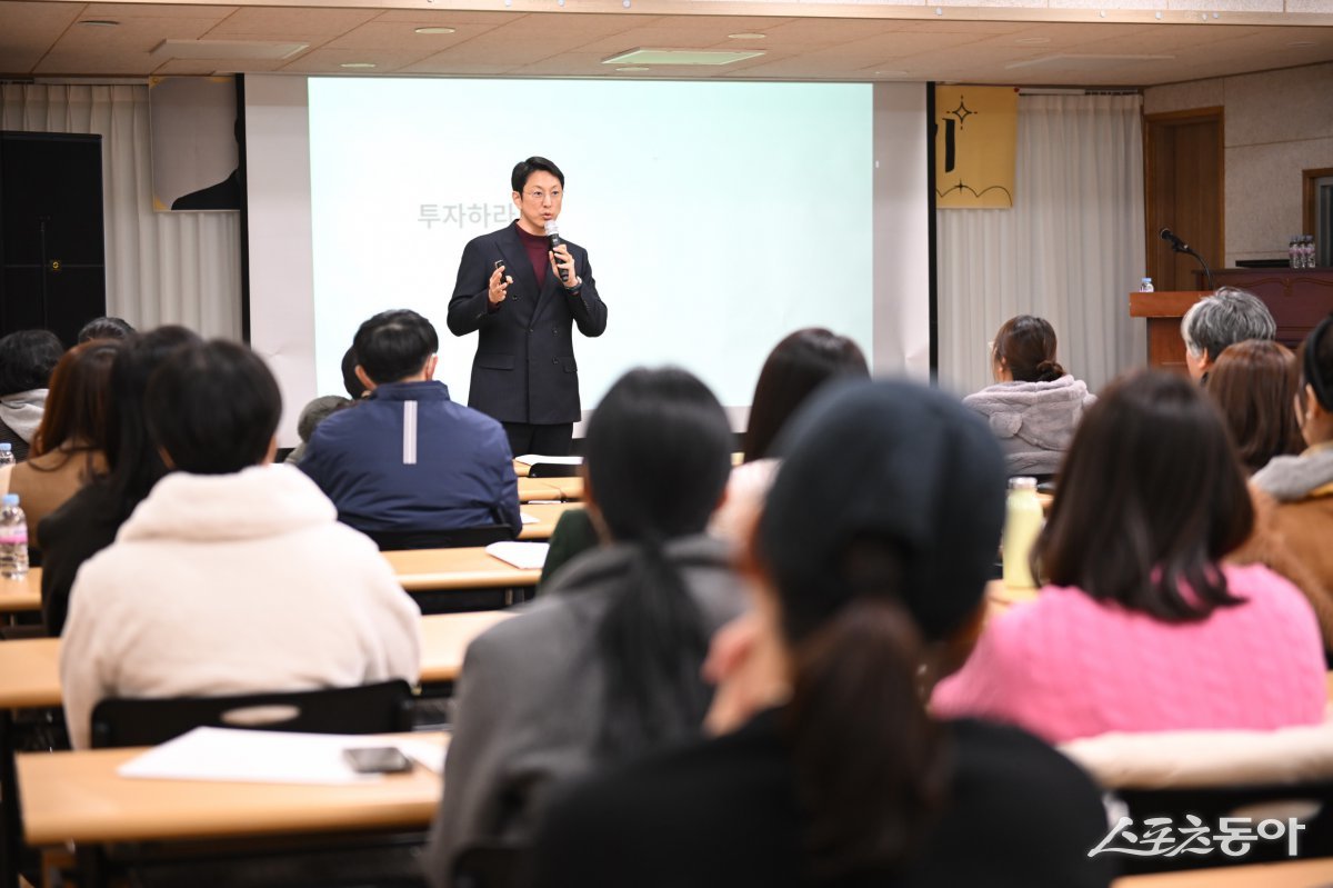 최근 한석준 전 KBS 아나운서가 영광청소년문화센터 강당에서 ‘성공적인 인생을 위한 올바른 말하기’ 주제로 강연을 진행하고 있는 모습. 사진제공=영광군 청년센터