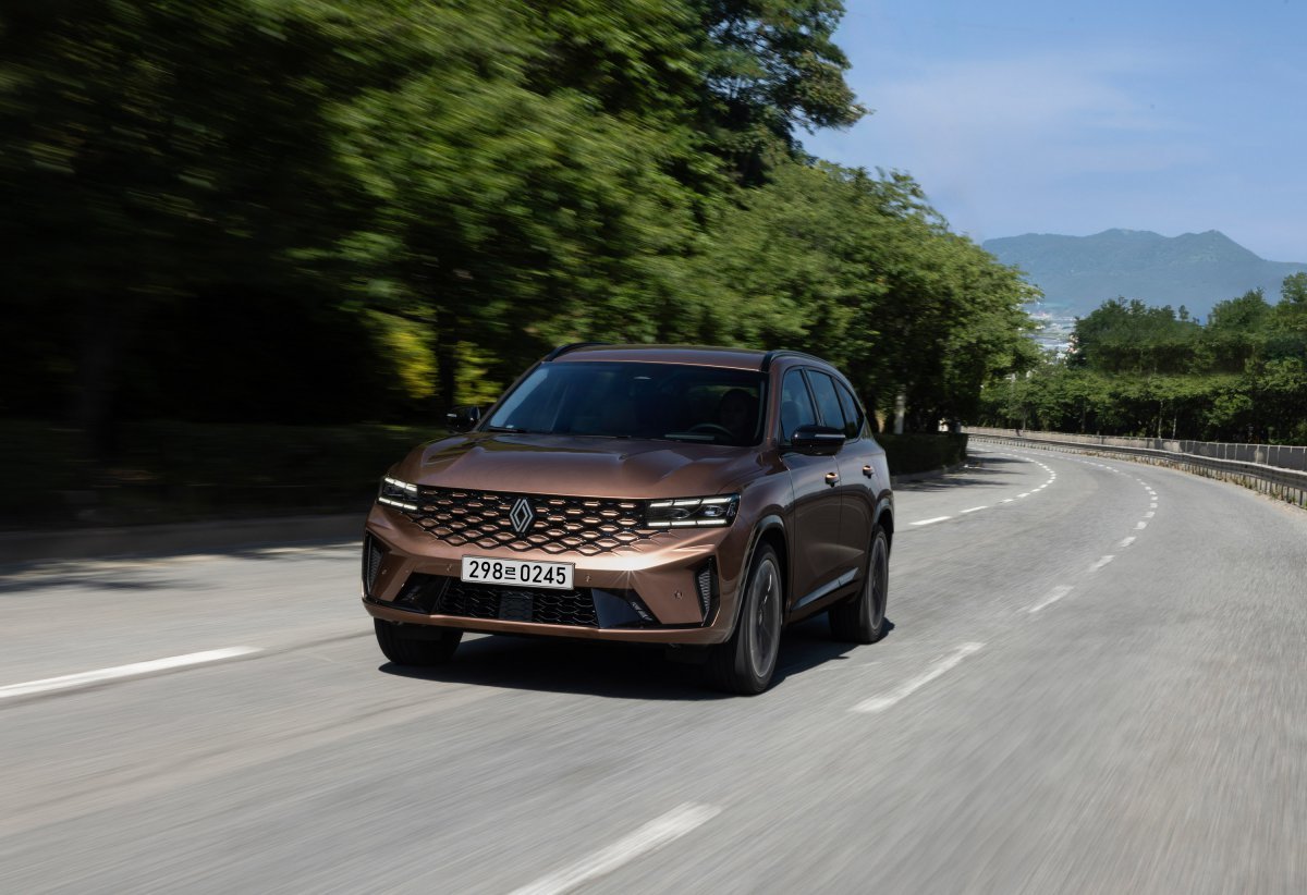 르노코리아가 중형 하이브리드 SUV 그랑 콜레오스 E-Tech 하이브리드(사진) 생산 확대에 나선다. 사진제공 |르노코리아