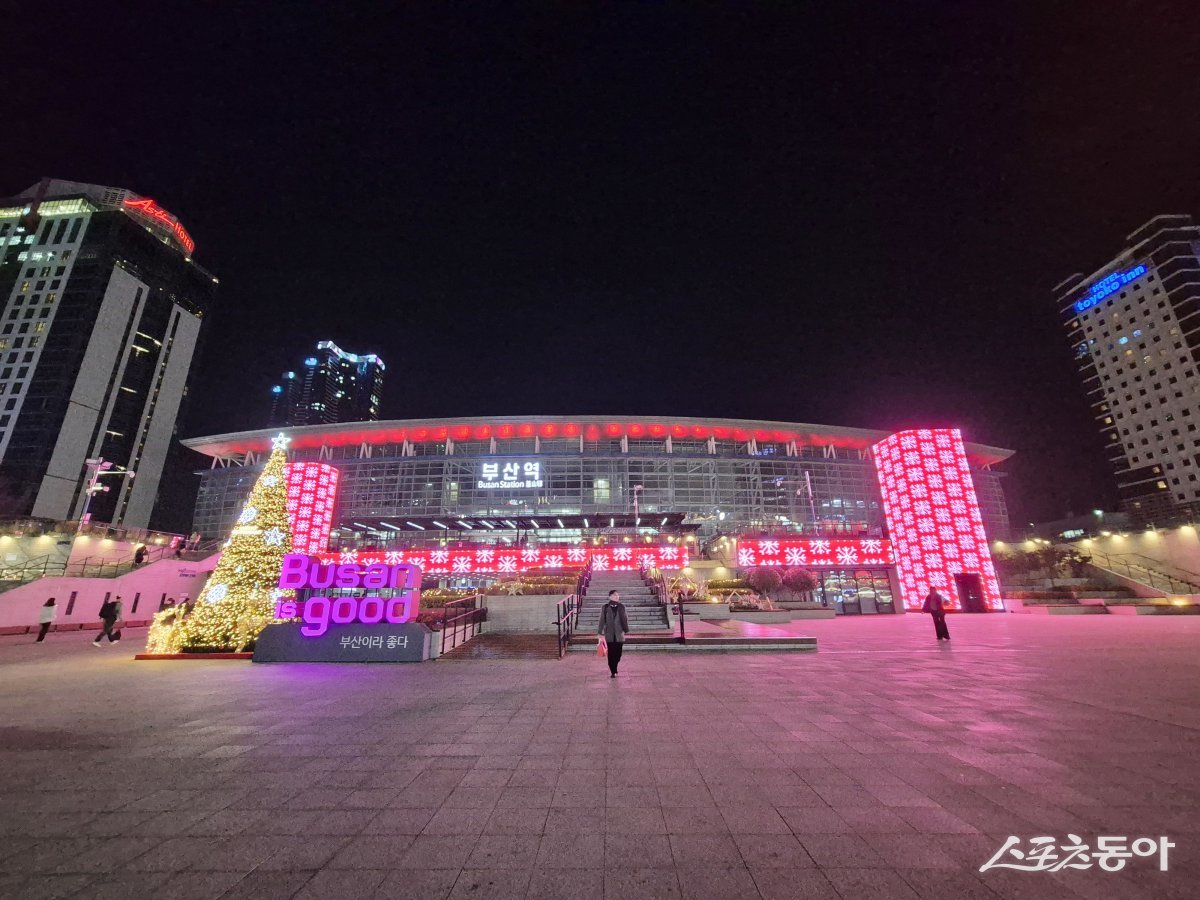 부산유라시아플랫폼 야외광장과 미디어아트월 일원에 특별한 크리스마스 트리와 새해맞이 조형물이 한창. (사진제공=부산시설공단)