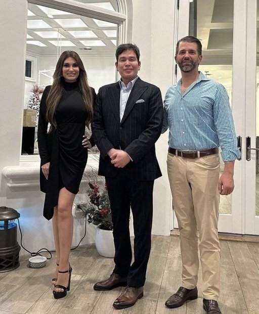 1월 도널드 트럼프 주니어 부부와 기념 촬영을 한 정용진 신세계 회장(가운데). 사진출처｜정용진 회장 인스타그램