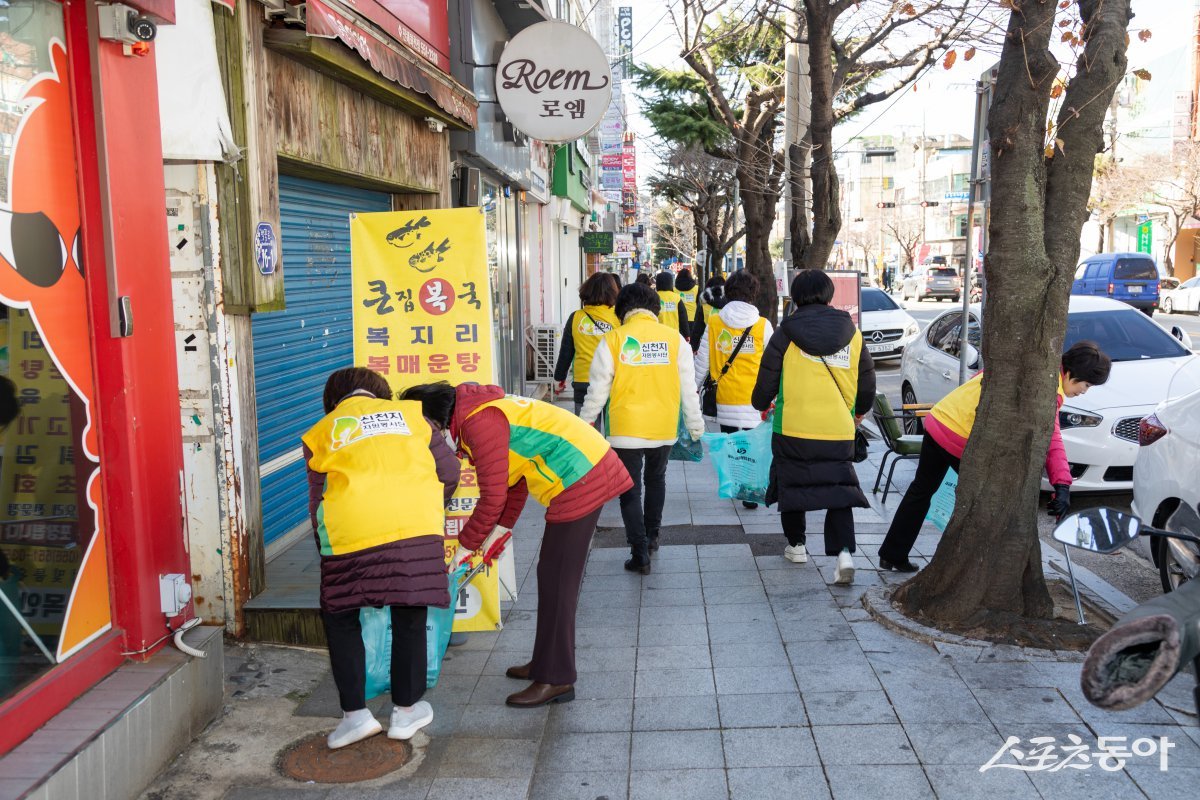 신천지자원봉사단 진해지부가 지난 9일 중앙시장에서 환경정화 봉사활동 ‘자연아 푸르자’를 진행한 가운데 봉사자들이 시장 근처 상가 일대에 버려진 쓰레기를 수거하고 있다. (사진제공=신천지자원봉사단 진해지부)