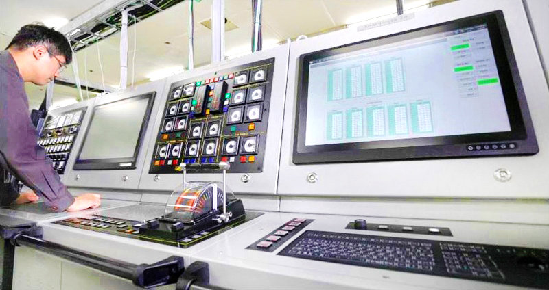 한화시스템 연구원이 통합기관제어체계(ECS)를 점검하고 있는 모습. 사진제공 |한화시스템