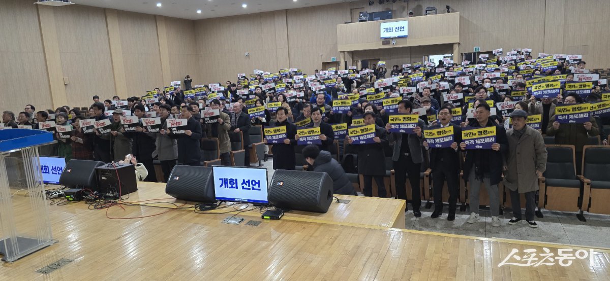 민주당 전주갑·을·병 지역위원회가 지난 22일 전주대학교 강당 3층에서 ‘내란수괴 윤석열 탄핵 보고대회’를 개최한 모습. 사진제공=백일성 기자