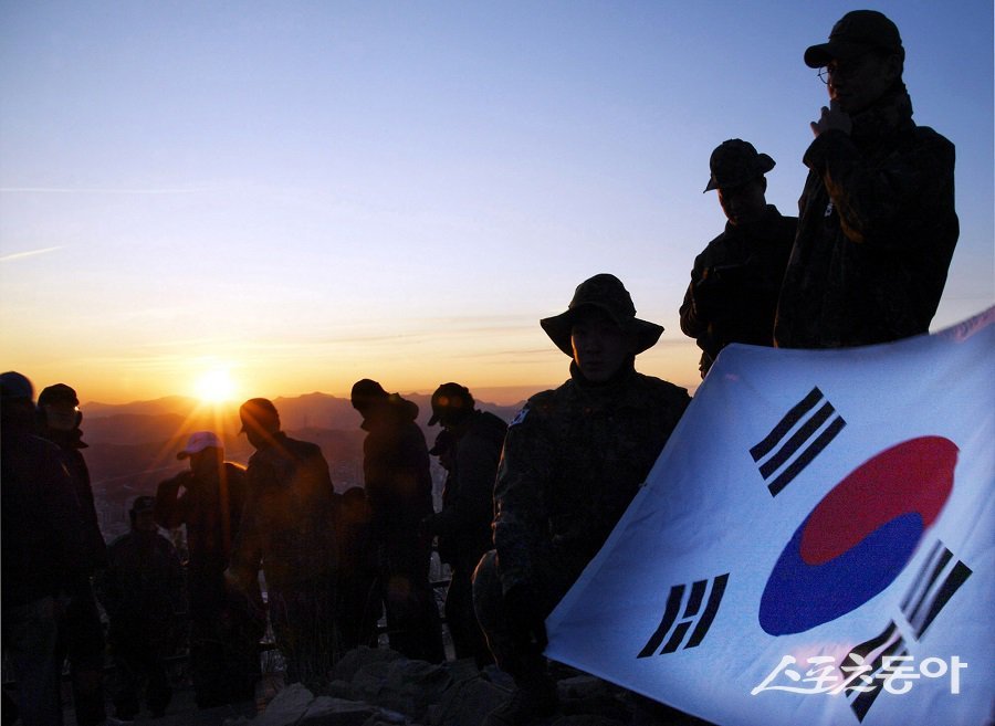 새해 첫 소래산 일출을 즐기는 산행객들. 사진제공|시흥시청