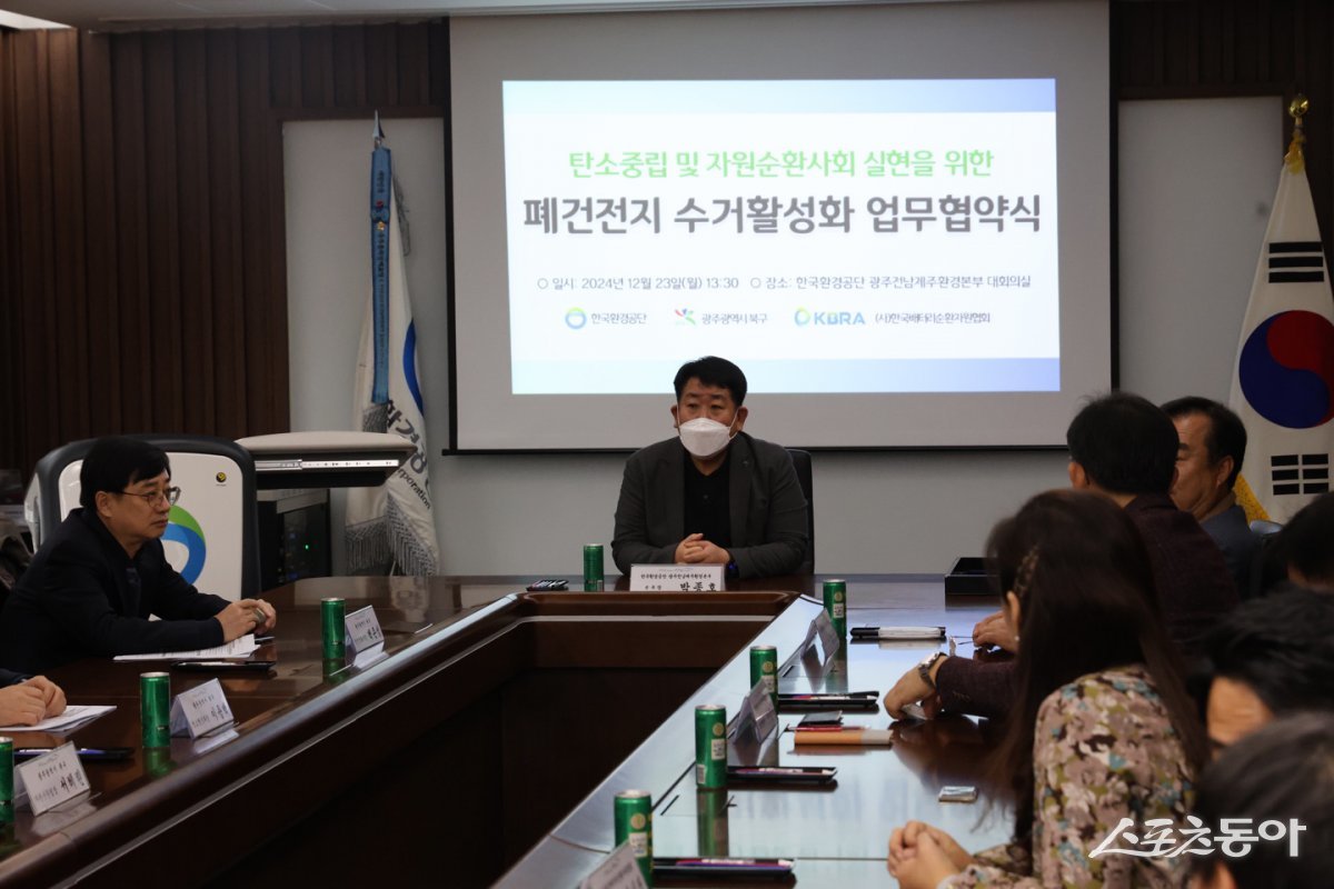 한국환경공단 광주전남제주환경본부가 23일 광주광역시 북구, (사)한국배터리자원순환협회와 폐건전지 수거 무인 기기 운영 업무협약을 체결했다. 사진제공=박성화 기자