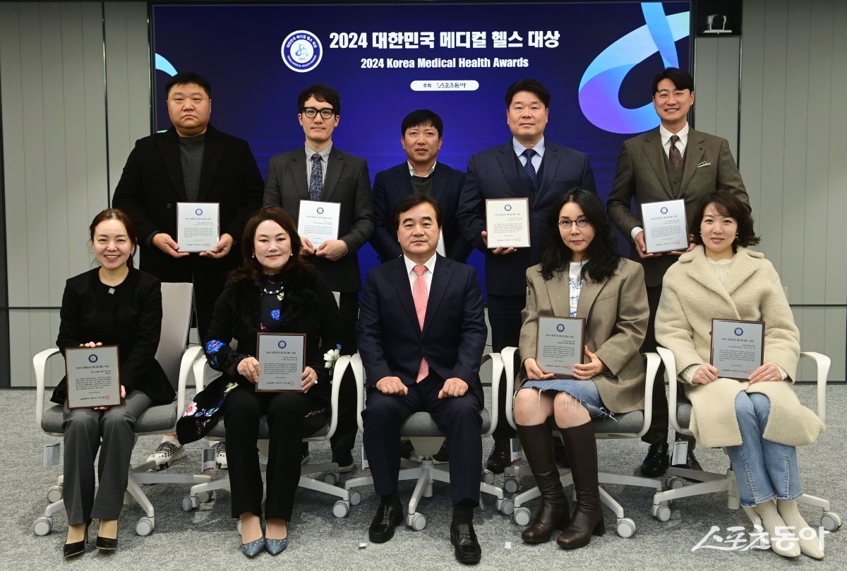 ‘2024 대한민국 메디컬 헬스 대상’이 23일 서울 종로구 동아미디어센터 CC큐브에서 열렸다. 조성희 (주)다해컴스텍 대표, 이진혁 고려대 안암병원 스포츠의학센터 실장, 허근수 씨엔코컴퍼니 대표, 이종혁 태가BM 대표, 김봉수 상아제약 공동대표, 박민선 SOK김포속편한내과의원 원장, 김순원 (주)엘엔피코스메틱 대표, 이인철 스포츠동아 대표, 이채연 명인에듀 회장, 김정은 365mc올뉴강남본점 대표원장(뒷줄 왼쪽부터 시계 방향으로)이 기념 촬영을 하고 있다. 주현희 기자 teth1147@donga.com