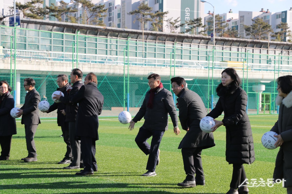 공을 차고 있는 신상진 시장(오른쪽 네번째) 사진제공ㅣ성남시