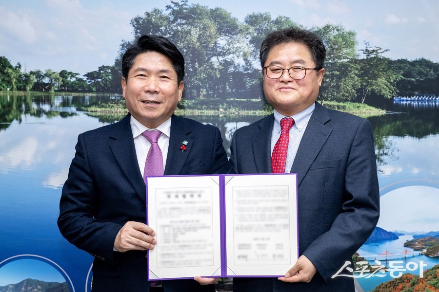 제천시가 지난 23일 한약재 전문 유통 기업인 동광종합물산과 투자협약을 체결했다(왼쪽부터 제천시장 김창규, 동광종합물산 대표 한재국). 사진제공|제천시청