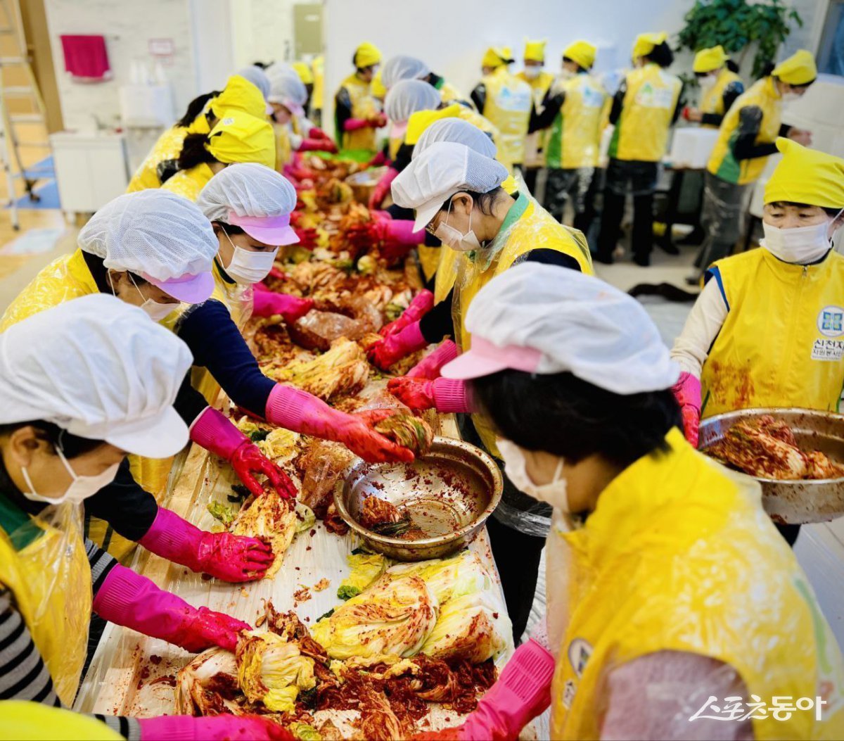 신천지자원봉사단 마산지부 봉사자들이 지난 19일 김장을 하고 있는 모습. (사진제공=신천지자원봉사단 마산지부)