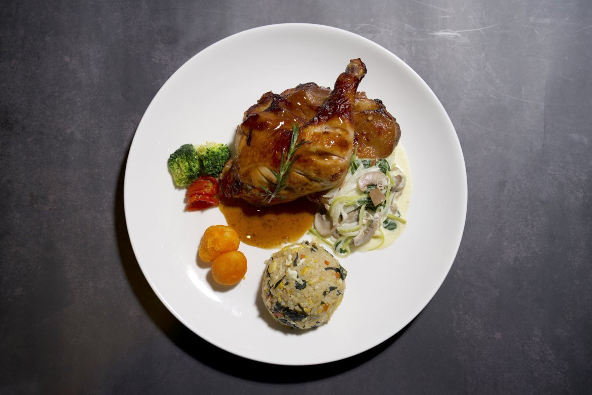 강원랜드 카지노 내 식음업장 ‘팬지’에서 판매하는  ‘곤드레 볶음밥과 황기간장으로 양념한 닭다리 구이’    사진제공｜강원랜드