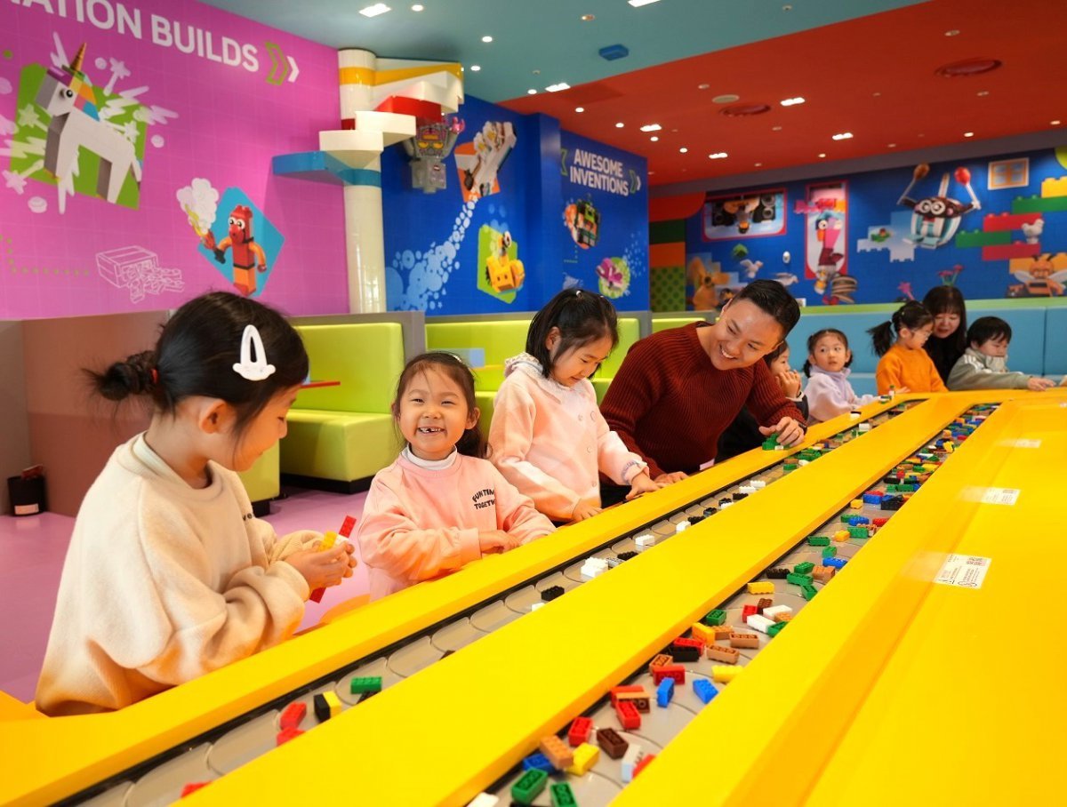 25만 개의 레고로 다양한 창작품을 만들어보는 ‘브릭토피아 라운지’ 체험존 사진제공|레고랜드 코리아