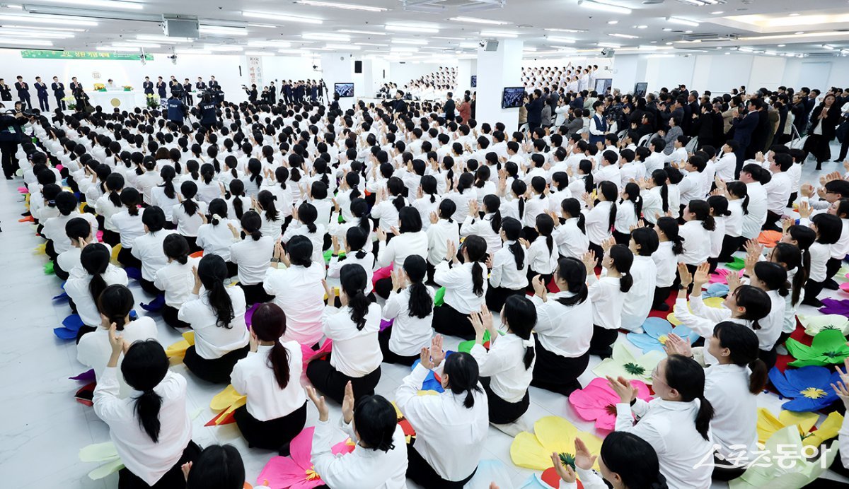 25일 경기도 수원시 장안구 신천지 수원교회에서 ‘성탄 기념 예배’가 열리는 가운데, 성도들이 말씀을 듣고 있다. (사진제공=신천지예수교회)