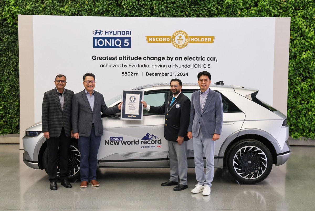 현대자동차 인도아중동대권역장 김언수 부사장(왼쪽 두번째)이 기네스북에 등재된 아이오닉 5를 배경으로 기네스북 인증서를 들고 기념촬영을 하는 모습. 사진제공 ｜현대차