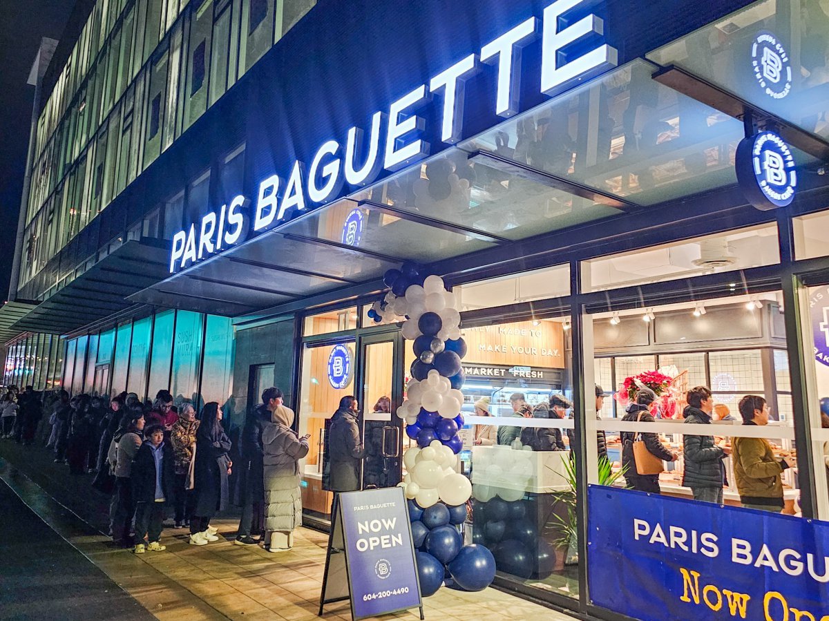 20일(현지시각) 캐나다 밴쿠버에 오픈한 파리바게뜨 코퀴틀람점에 현지 고객들이 길게 줄을 선 모습. 사진제공 ｜SPC
