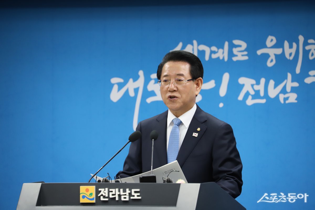 김영록 전남도지사가 26일 오전 도청 브리핑룸에서 송년사 발표, 도정 질의 답변 등 브리핑을 진행했다. 사진제공=양은주 기자