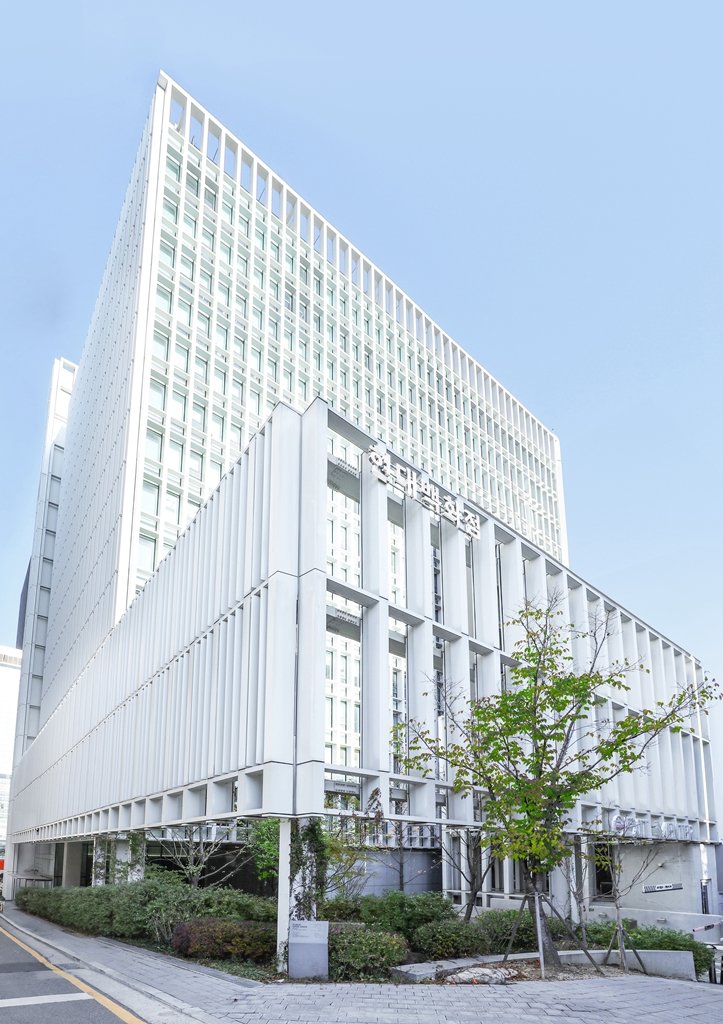 현대백화점이 패션 협력사와 ‘기후변화 TF’를 출범하고, 기후위기 돌파에 나섰다. 사진은 서울 강남구 소재 현대백화점 본사 사옥. 사진제공｜현대백화점