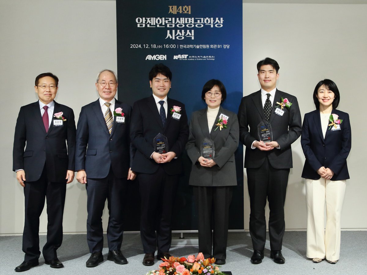 한국과학기술한림원 홍순형 포상위원장, 이훈택 부원장, 박사후연구원 부문 수상자 윤진희 박사, 차세대과학자 부문 수상자 이승희 교수, 박사후연구원 부문 수상자 황동규 박사, 암젠코리아 신수희 대표(왼쪽부터)   사진제공｜암젠코리아