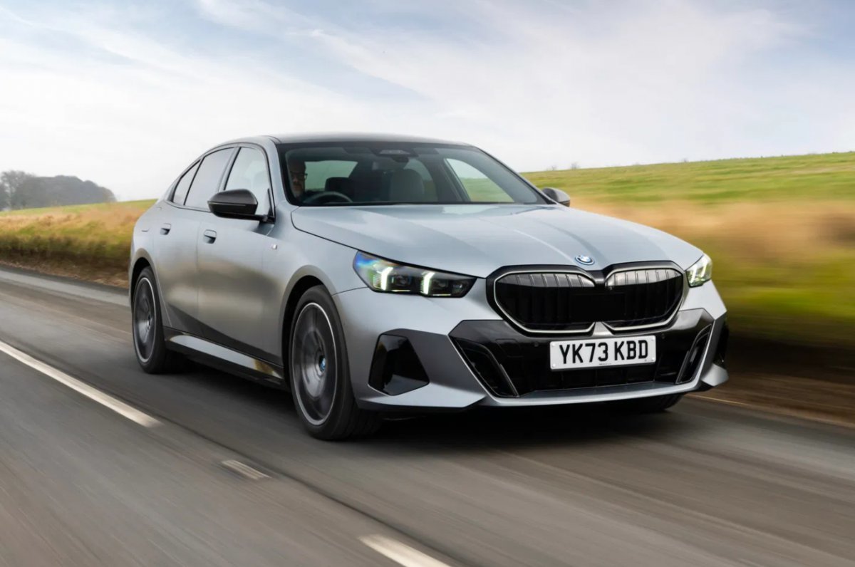 BMW 코리아가 5시리즈 최초의 고성능 플러그인 하이브리드(PHEV) 모델 ‘뉴 550e xDrive’(사진)를 출시했다. 시스템 최고출력 489마력을 발휘하는 고성능 모델이다. 사진제공 |BMW 코리아