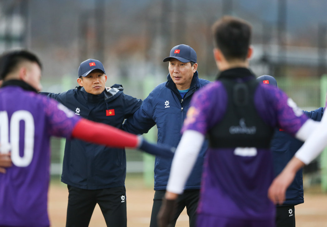 베트남국가대표팀 김상식 감독(뒤 오른쪽)과 최원권 수석코치(뒤 왼쪽), 이운재 골키퍼코치는 와신상담의 자세로 베트남행을 택했다. 사진출처｜베트남축구협회(VFF) 홈페이지