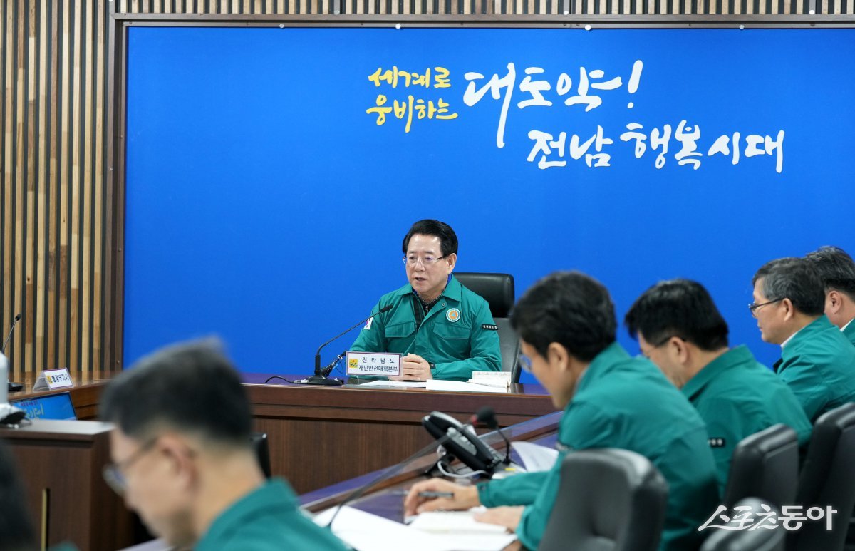 김영록 전남도지사가 지난 29일 도청 재난대책상황실에서 제주항공 여객기 추락사고 대책회의를 개최한 모습. 사진제공=전남도