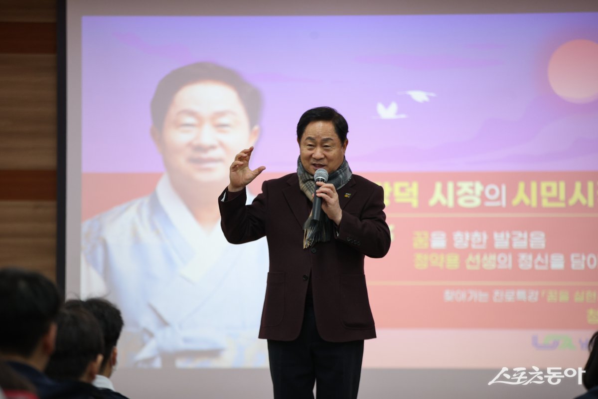 주광덕 시장이 지난 27일 청학고등학교에서 1학년 학생 126명을 대상으로 ‘찾아가는 진로 특강’을 진행하고 있다. 사진제공ㅣ남양주시