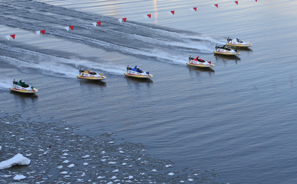 겨울 한파 속에 경정 선수들이 플라잉 스타트로 경주를 시작하고 있다 사진제공|국민체육진흥공단