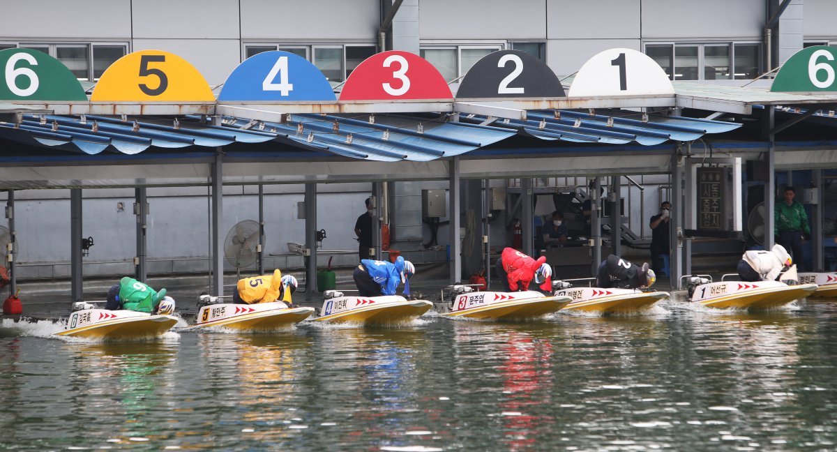 미사리 경정장 계류장에서 선수들이 온라인 스타트로 경주를 시작하고 있다 사진제공|국민체육진흥공단