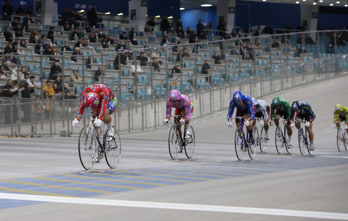 12월 29일 열린 ‘2024 그랑프리 경륜’ 결승의 골인 장면. 선두 임채빈이 압도적인 격차를 선보이며 우승을 했다 사진제공|국민체육진흥공단