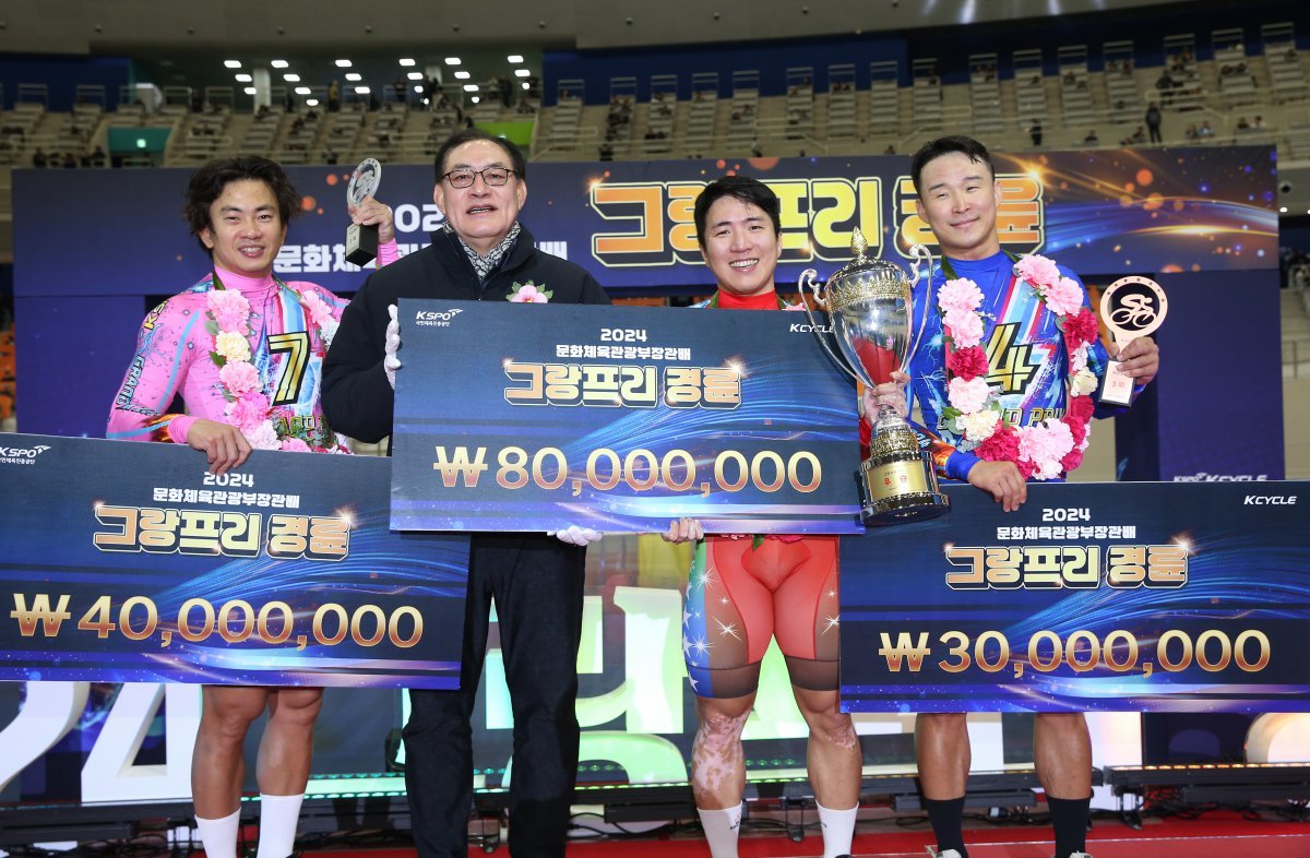 하형주 서울올림픽기념국민체육진흥공단 이사장이 입상에 성공한 선수들과 기념사진을 촬영하고 있다. 왼쪽부터 2위 정종진, 하형주 이사장, 1위 임채빈, 3위 인치환 사진제공|국민체육진흥공단