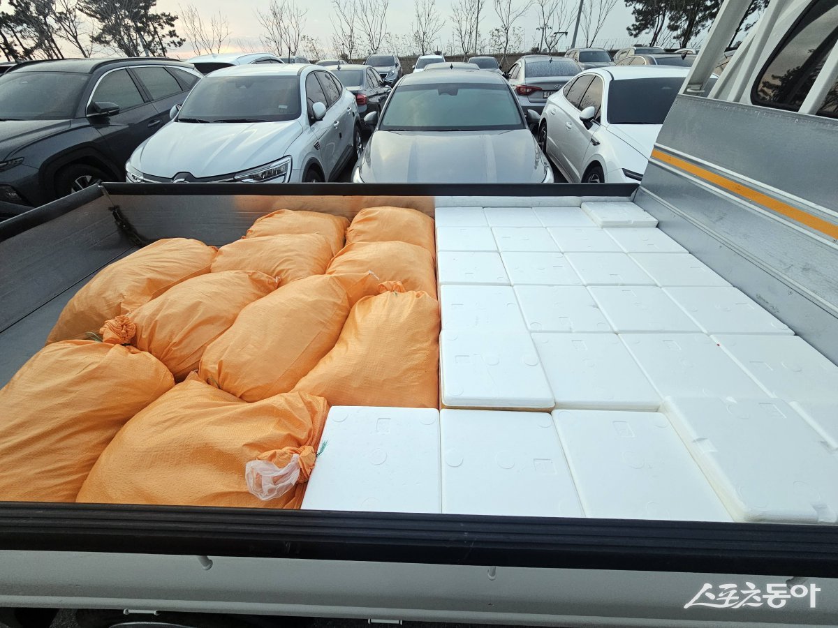 장흥군이 전달한 떡국 떡, 김치 등 구호물품. 사진제공=장흥군