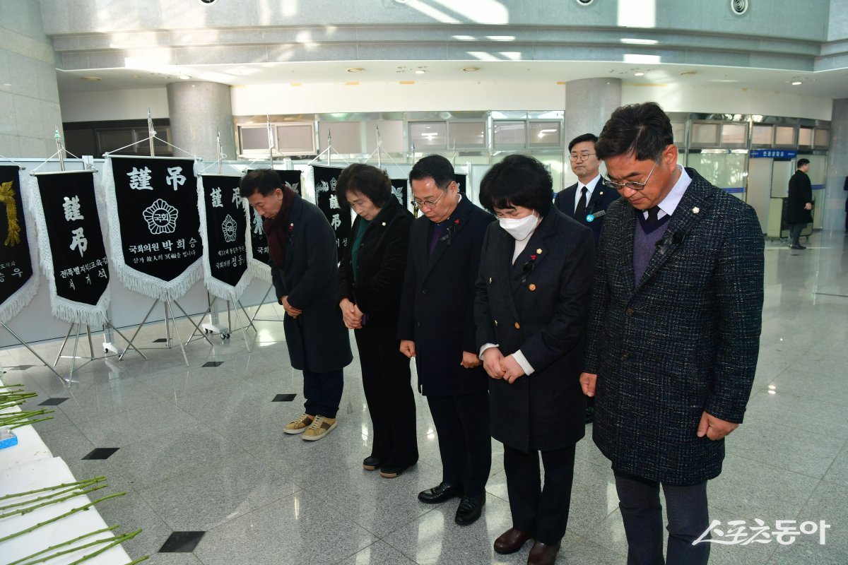 유의식 완주군의회 의장이 지난해 12월 31일 군의원, 의회사무국 직원들과 전북특별자치도 ‘제주항공 여객기 사고 희생자 합동분향소’를 방문한 모습. 사진제공=완주군의회