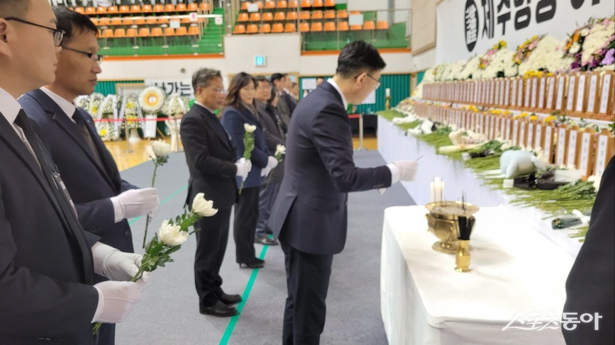 김재식 한국농어촌공사 전남본부장이 2일 무안스포츠파크에 마련된 제주항공 여객기 사고 희생자 합동분향소를 방문해 희생자들을 추모했다. 사진제공=박성화 기자
