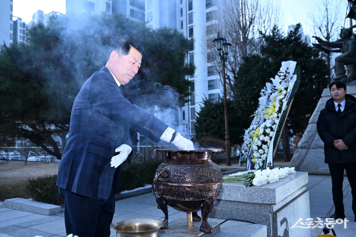 백경현 시장이 2일 인창중앙공원 현충탑에서의 신년 참배를 하고 있다. 사진제공ㅣ구리시