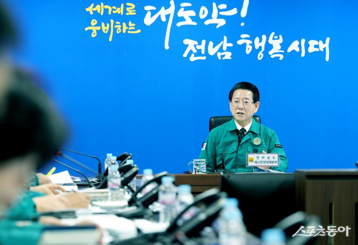 김영록 전라남도지사가 3일 도청 재난종합상황실에서 제주항공 여객기 사고 대책회의를 주재하고 있다. 사진제공=전남도