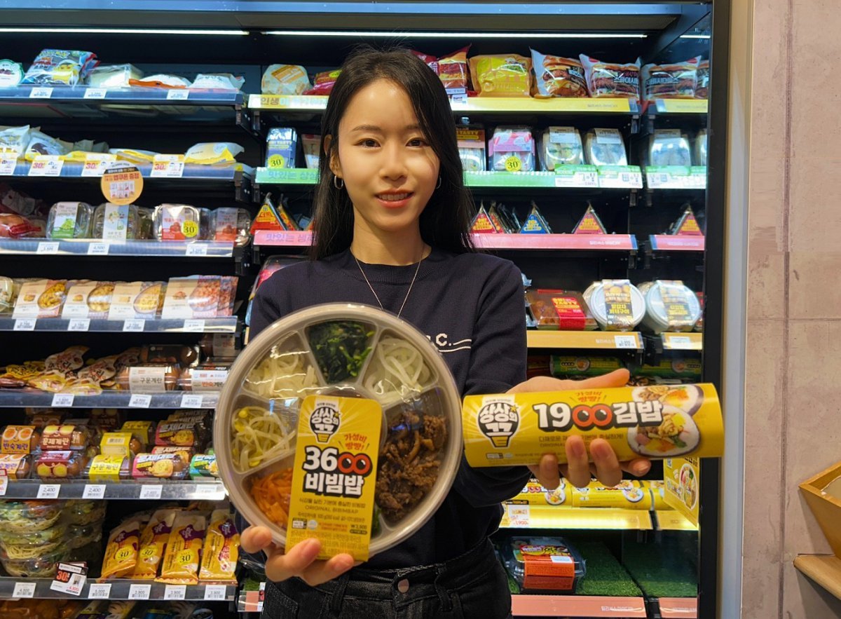 ‘상상의 끝’ 프로젝트 첫 상품인 ‘1900원 김밥’과 ‘3600원 비빔밥’을 소개하고 있는 모델. 사진제공｜이마트24