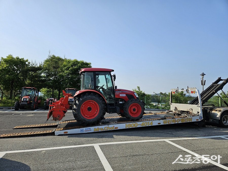 농업인들의 농기계 운송 부담을 덜어주기 위한 임대 장비 운송 지원 서비스 모습. 사진제공|대전시청