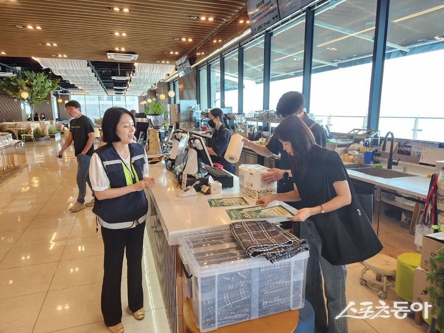 행정복지센터가 직접 주민들이 자주 이용하는 카페 등을 방문해 종이팩을 수거하는 방식으로 운영됐다. 사진제공|시흥시청