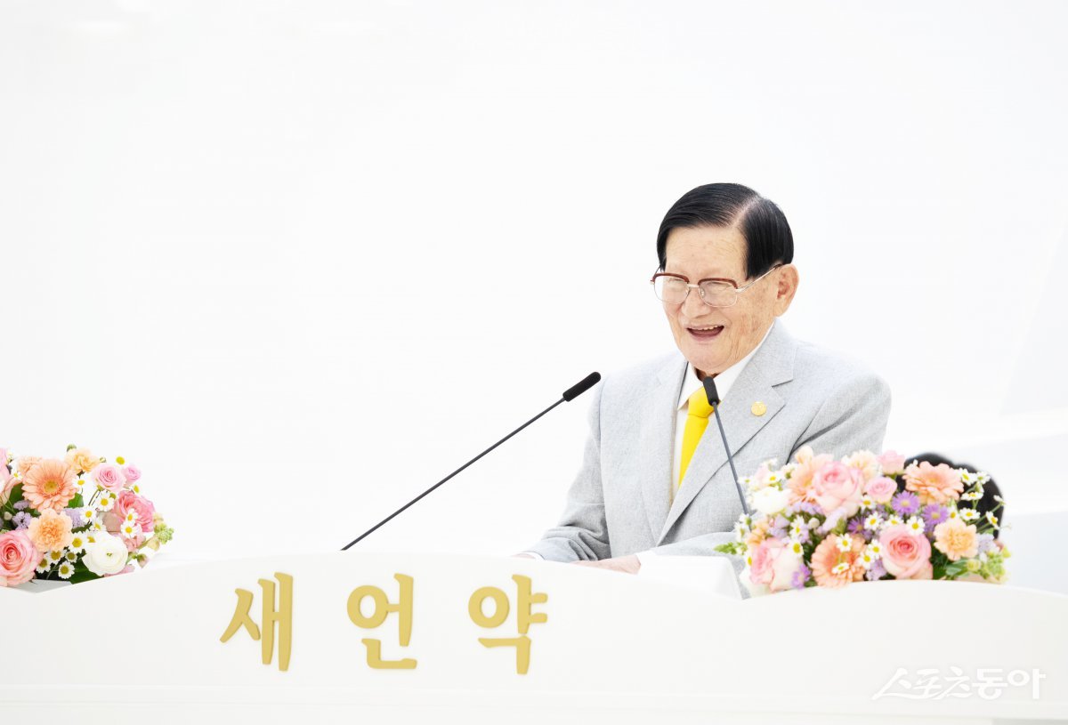 신천지예수교 증거장막성전의 이만희 총회장이 5일 다대오지파 대구교회를 찾아 설교를 하고 있다. (사진제공=신천지예수교회)