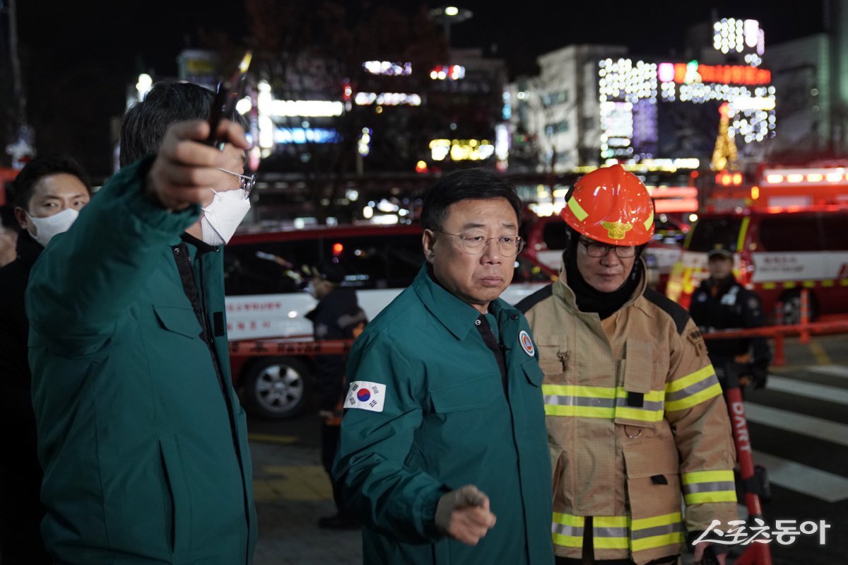 야탑동 복합건물 화재 현장을 찾아 점검하는 신상진 성남시장(가운데)  사진제공ㅣ성남시