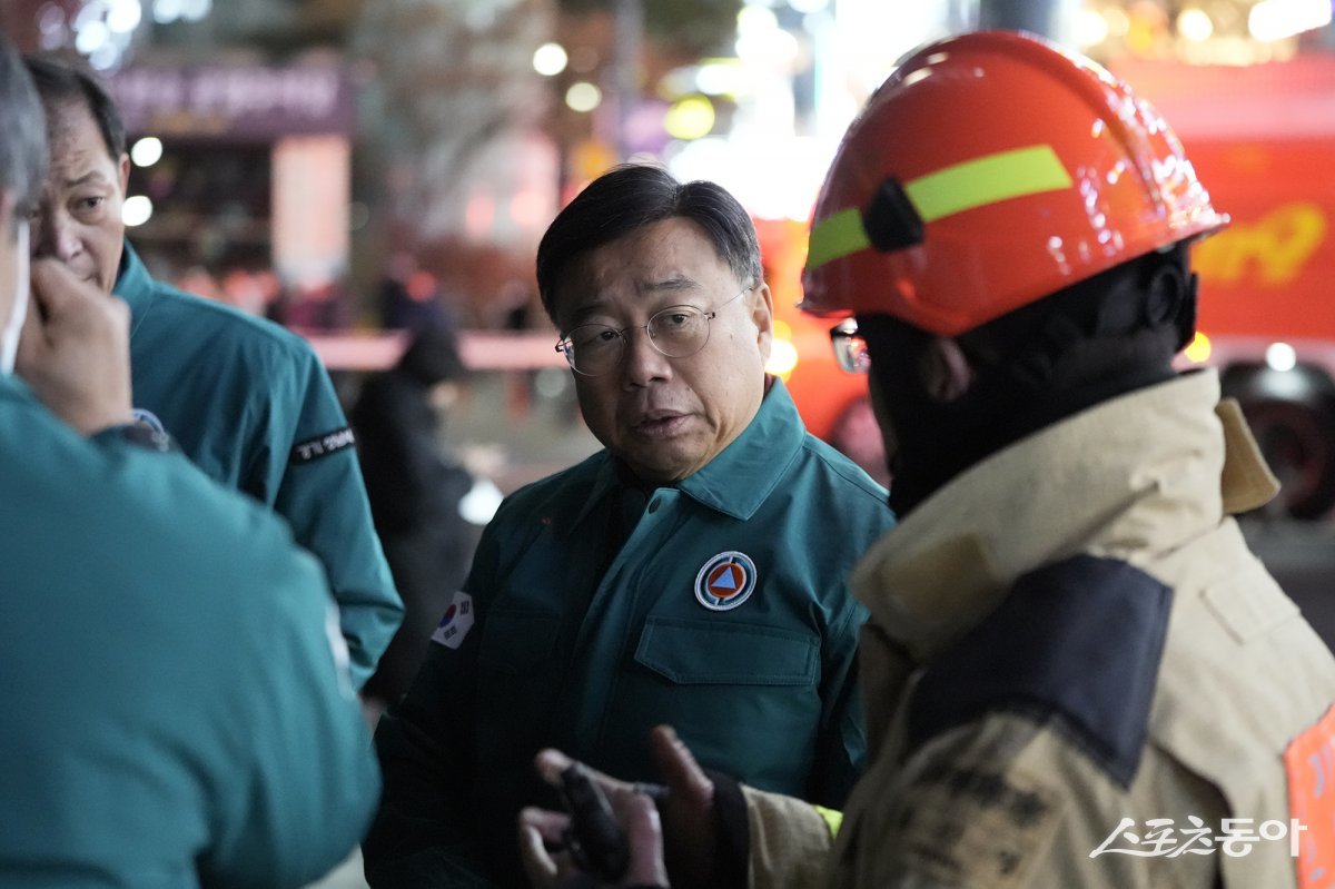  야탑동 복합건물 화재 현장을 찾아 점검하는 신상진 성남시장(가운데) 사진제공ㅣ성남시