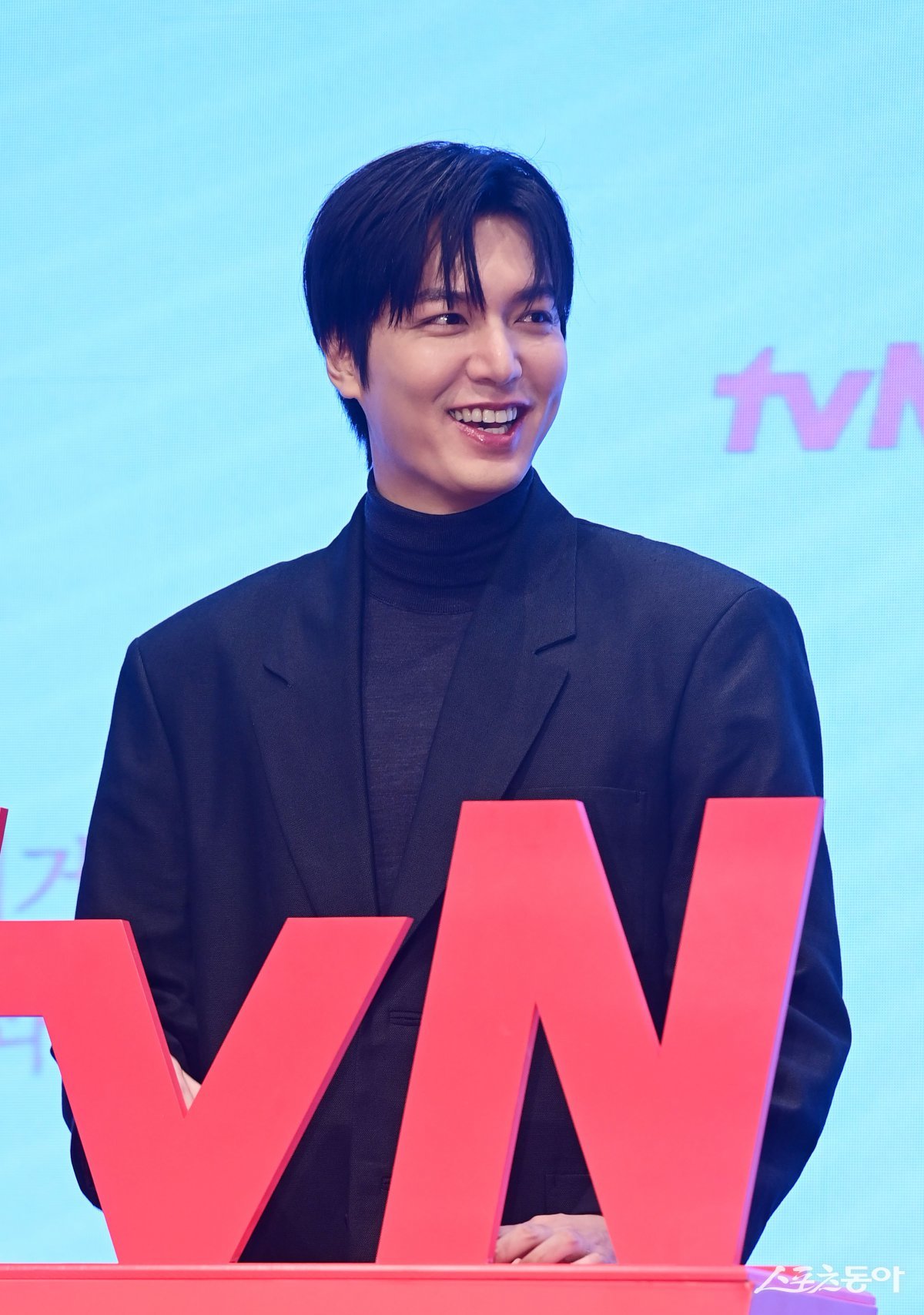 배우 이민호가 18일 서울 구로구 신도림 디큐브시티 더세인트에서 열린 tvN 토일드라마 ‘별들에게 물어봐’ 제작발표회에서 포즈를 취하고 있다. 주현희 기자 teth1147@donga.com