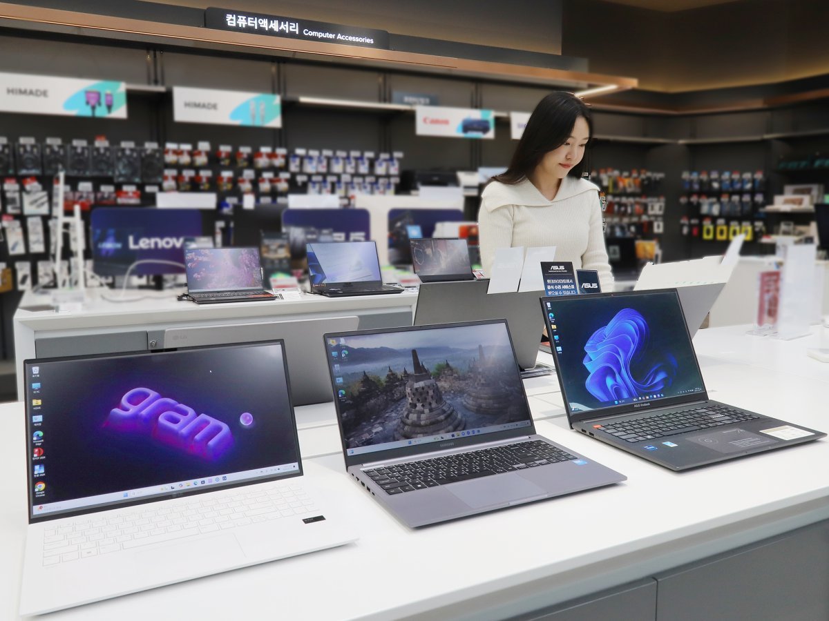 롯데하이마트 ‘하이라이트 빅 세일’에서 노트북을 고르고 있는 모델. 사진제공｜롯데하이마트