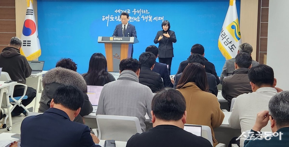 김영록 전남도지사가 6일 도청 브리핑룸에서 제주항공 여객기 사고 후속대책에 대해 브리핑을 하고 있는 모습. 사진제공=양은주 기자