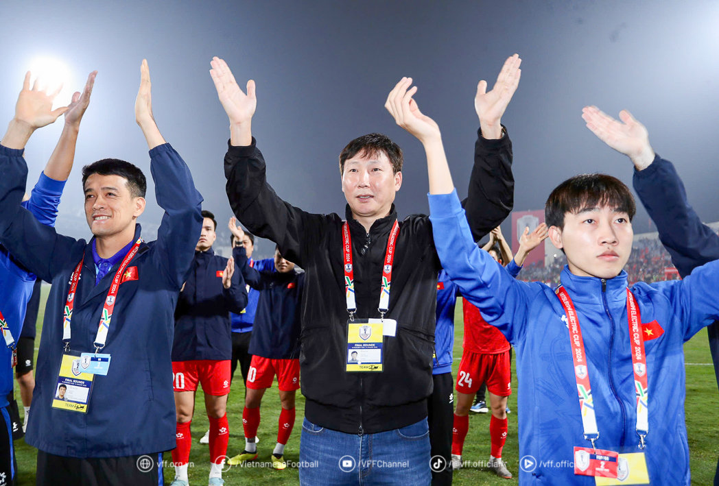 베트남축구대표팀 김상식 감독(가운데)이 5일 방콕 라자망갈라 스타디움에서 열린 태국과 2024 미쓰비시컵 결승 2차전 원정경기에서 3-2로 이긴 뒤 우승을 자축하고 있다.  사진제공｜VFF 홈페이지