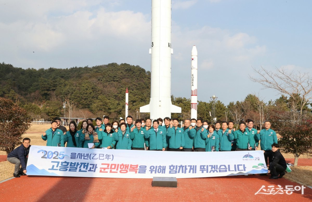 공영민 고흥군수가 6일 찾아가는 현장 간부회의를 통해 우주발사체 산업클러스터 사업 현장을 방문했다. 사진제공=고흥군