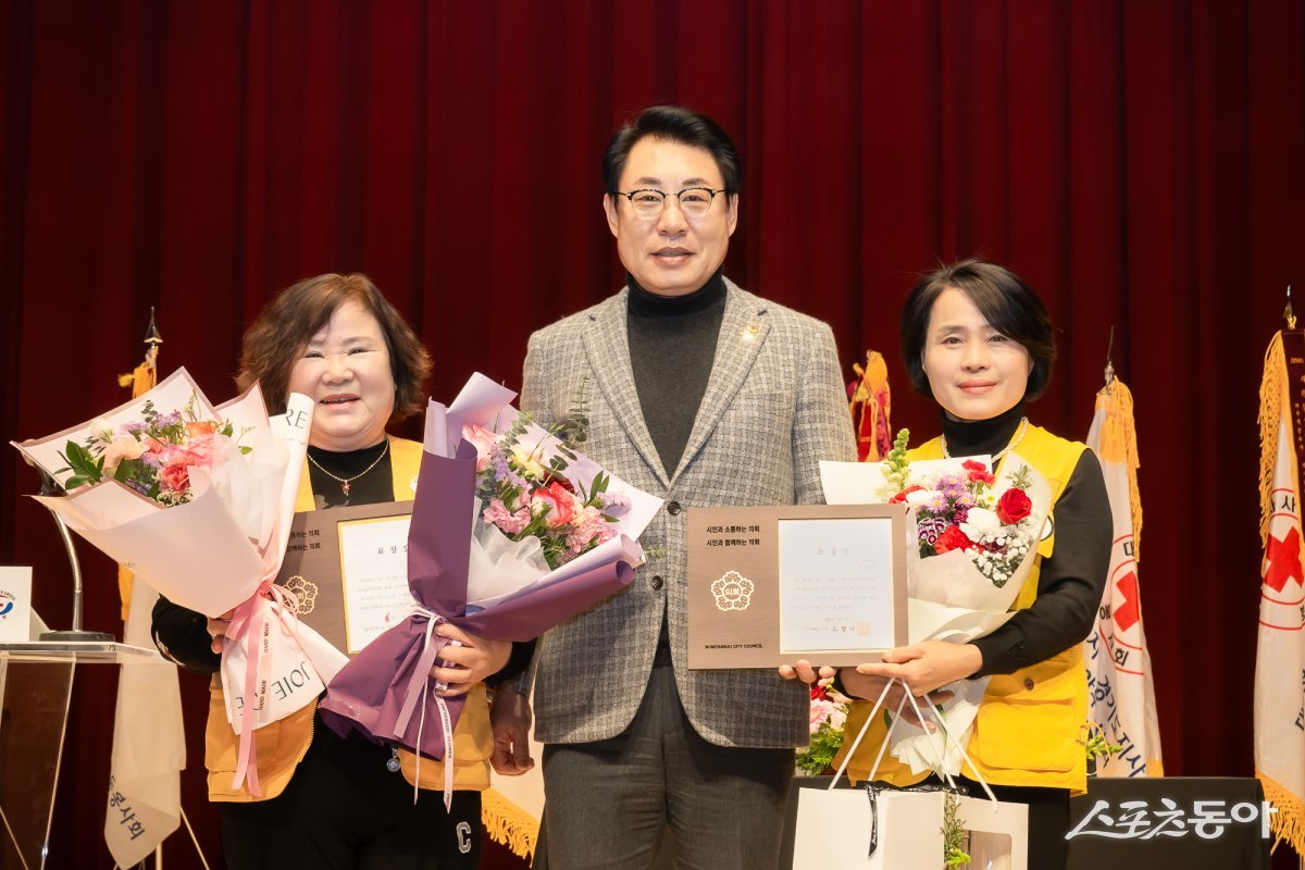 조성대 의장(가운데)이 7일 정약용도서관 공연장에서 표창 수상자와 함께 기념촬영을 하고 있다.  사진제공ㅣ남양주시의회