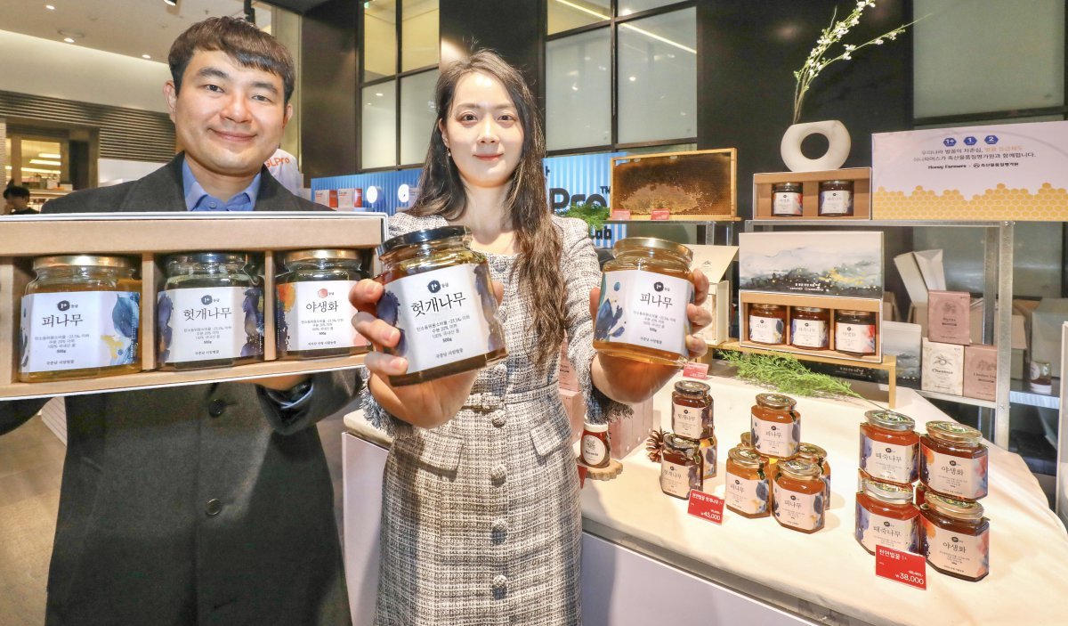 판교점 ‘허니파머스’ 팝업스토어에서 1+등급 꿀 상품을 소개하고 있는 농림축산식품부 관계자들. 사진제공｜현대백화점
