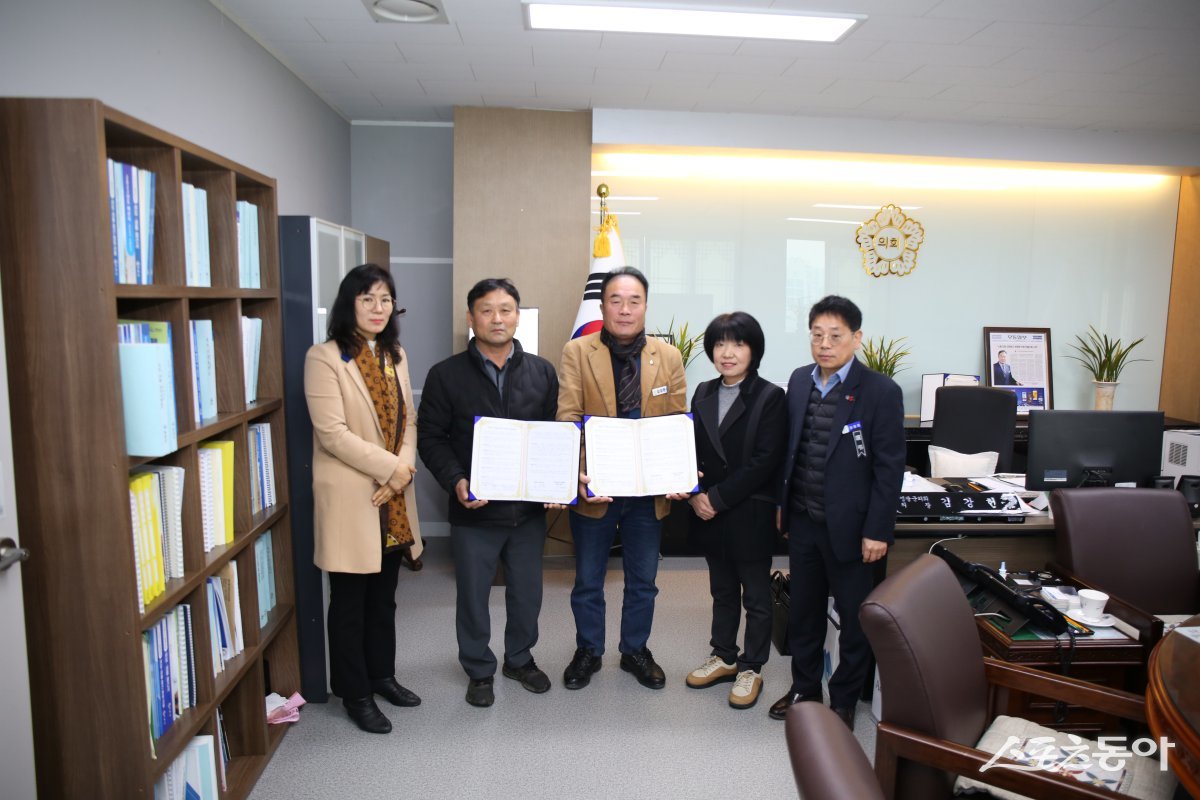 영광군의회가 지난 6일 의장실에서 전남농아인협회 영광군지회와 수어통역 업무 협약을 체결한 모습. 사진제공=영광군의회